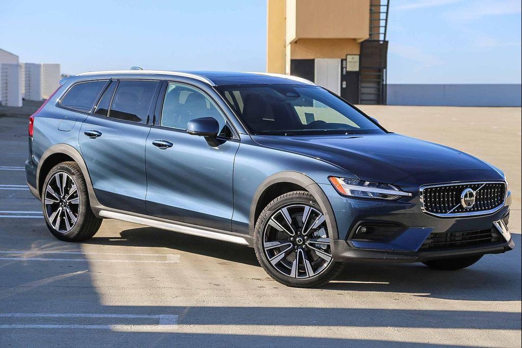 New 2026 Volvo V60 Cross Country Ultra, B5 AWD Gas (mild hybrid)