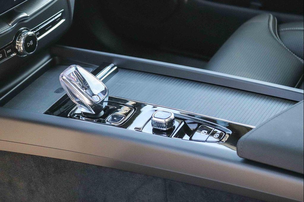 صورة مصغرة 19 لـ 2026 Volvo XC60 PLUG-IN HYBRID BLACK EDITION ULTRA, T8 AWD EL