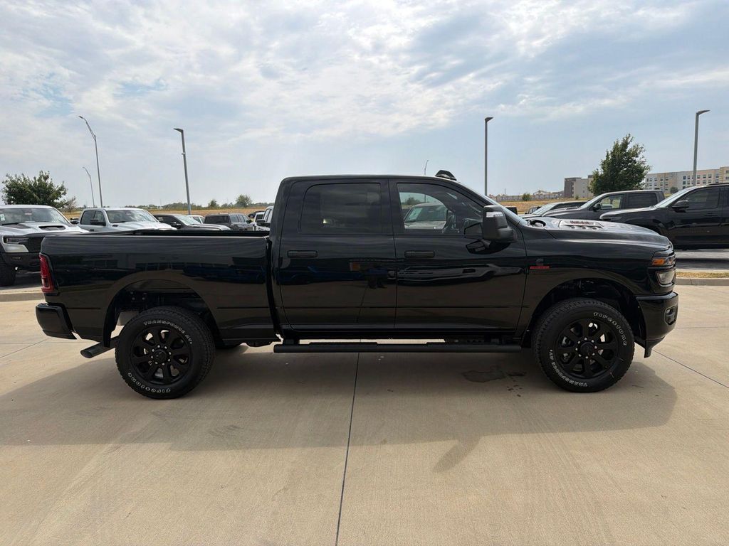 2026 RAM 2500 BLACK EXPRESS CREW CAB 4X4 6'4' BOX — фото 6