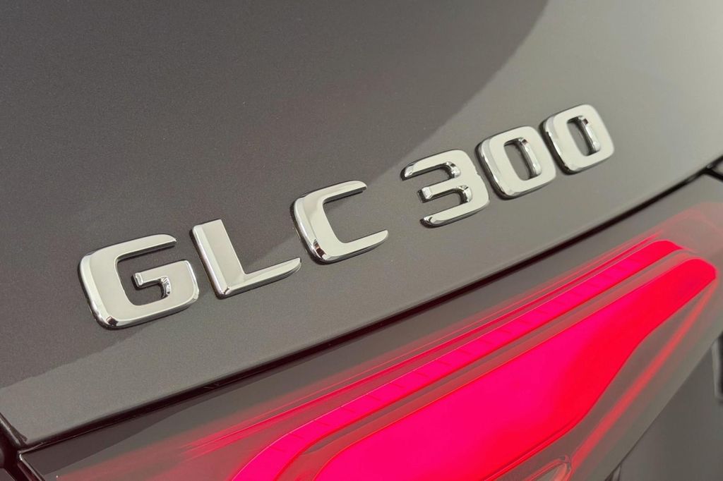 2026 Mercedes-BENZ GLC photo 8