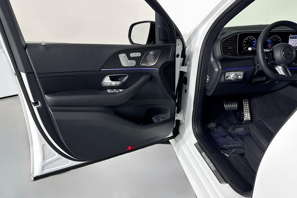 2026 Mercedes-BENZ GLS — миниатюра 21
