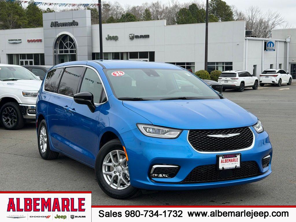 New 2026 Chrysler Pacifica Select