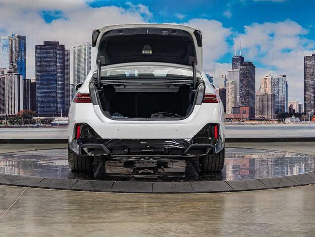 صورة مصغرة 12 لـ 2027 BMW 550E XDRIVE