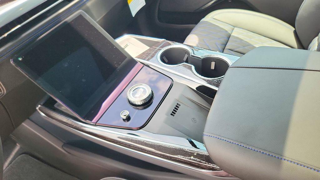 2026 Cadillac ESCALADE IQ SPORT — миниатюра 11