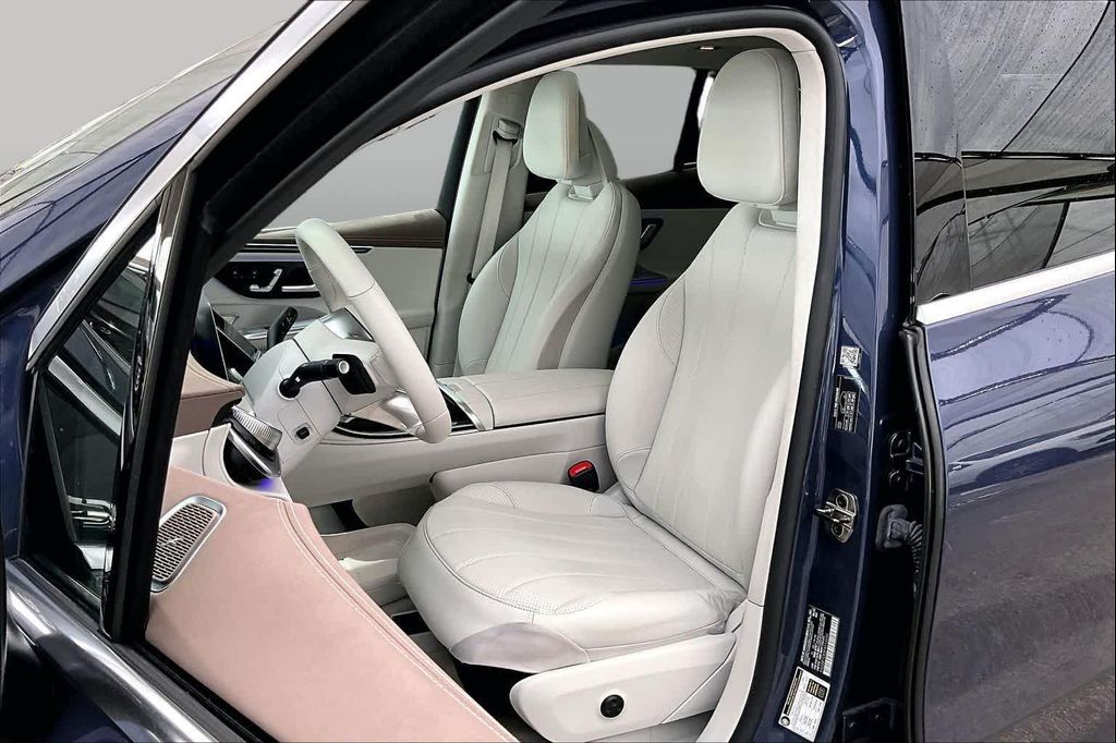 صورة 8 لـ 2023 Mercedes-BENZ EQE