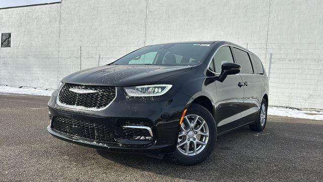 New 2026 Chrysler Pacifica Select