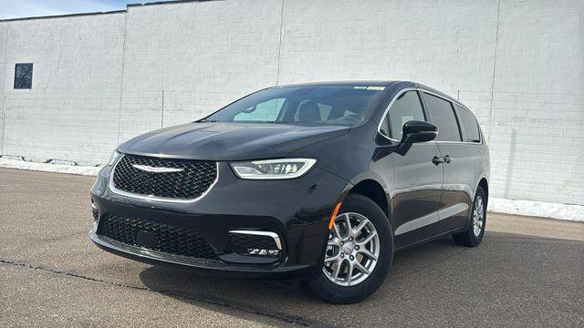 New 2026 Chrysler Pacifica Select