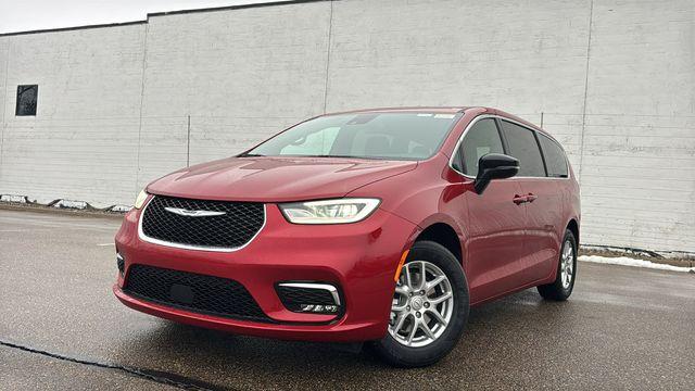 New 2026 Chrysler Pacifica Select