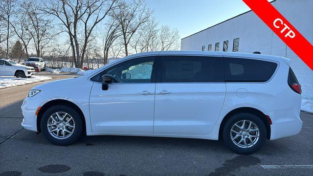 New 2026 Chrysler Pacifica Select
