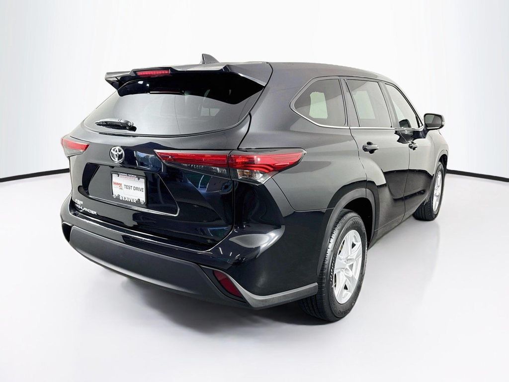 2023 Toyota HIGHLANDER L photo 2