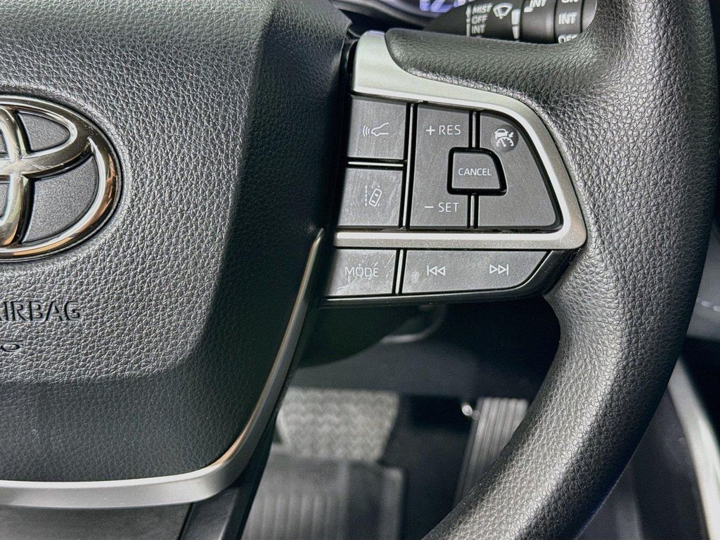 2023 Toyota HIGHLANDER L — миниатюра 17