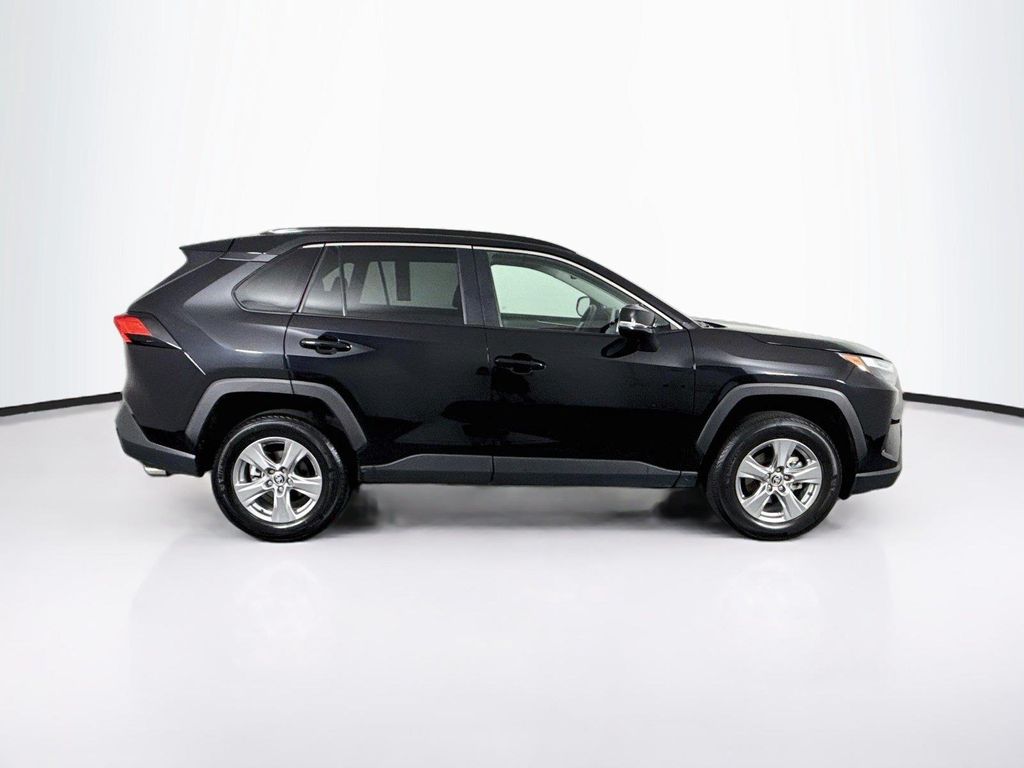 2025 Toyota RAV4 XLE — фото 10