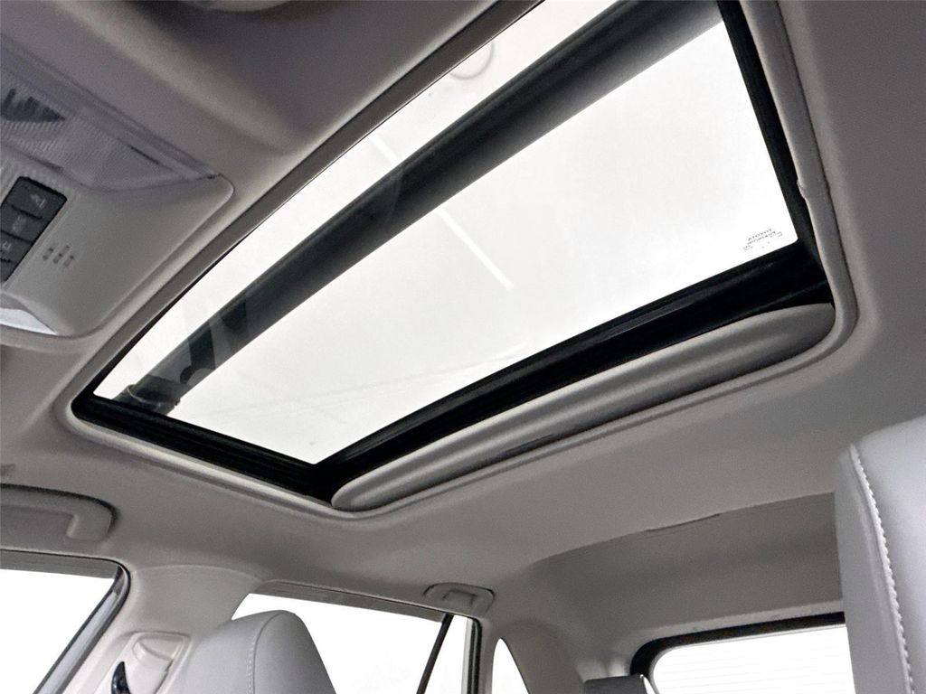 2025 Toyota RAV4 LIMITED — фото 6