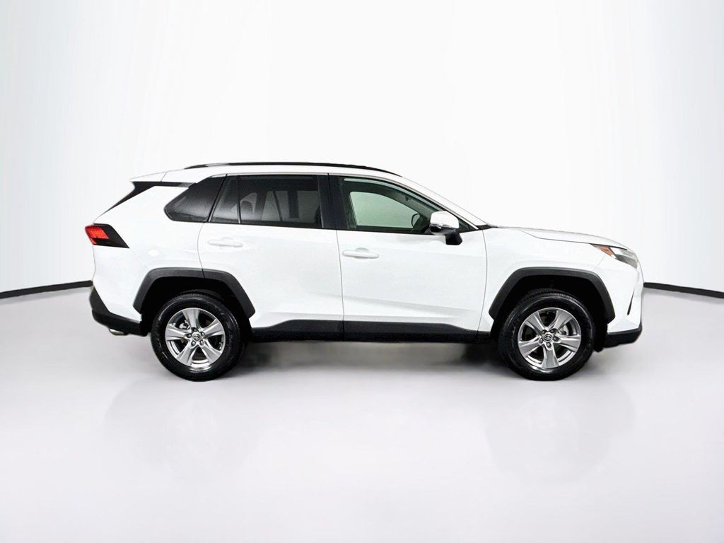 2025 Toyota RAV4 XLE — фото 10