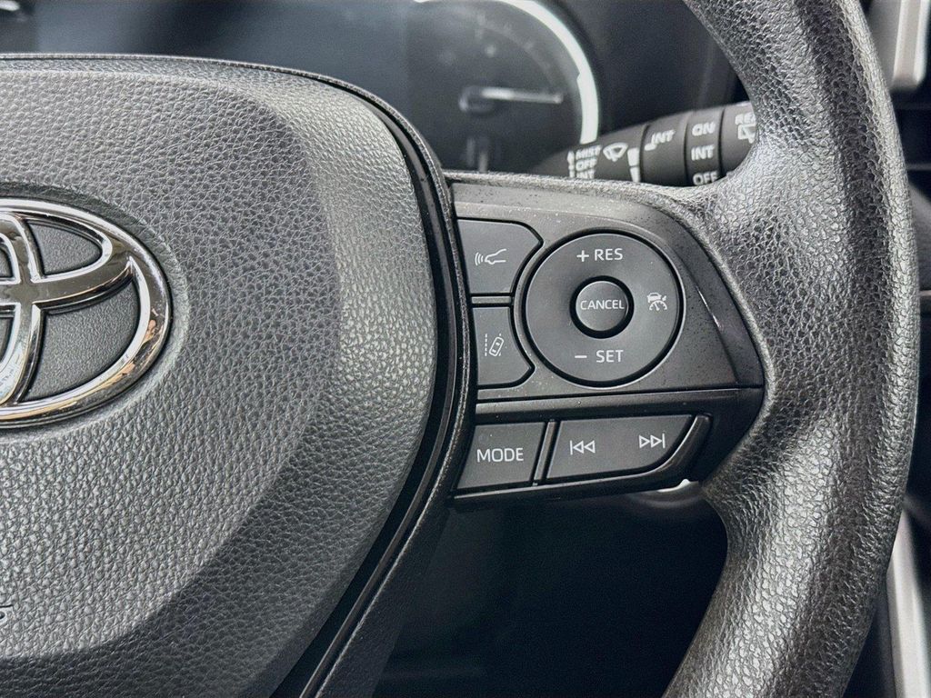 2025 Toyota RAV4 XLE — миниатюра 18