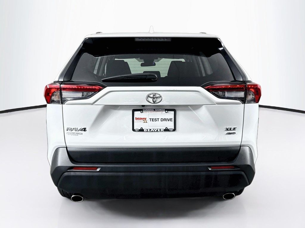 2025 Toyota RAV4 XLE — миниатюра 11