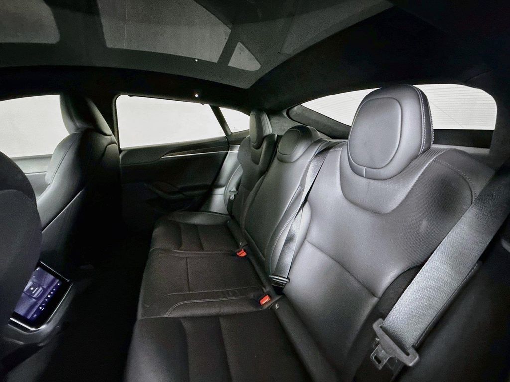 صورة 27 لـ 2021 Tesla MODEL S PLAID