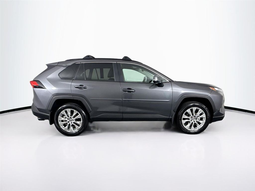 2025 Toyota RAV4 XLE PREMIUM — фото 10