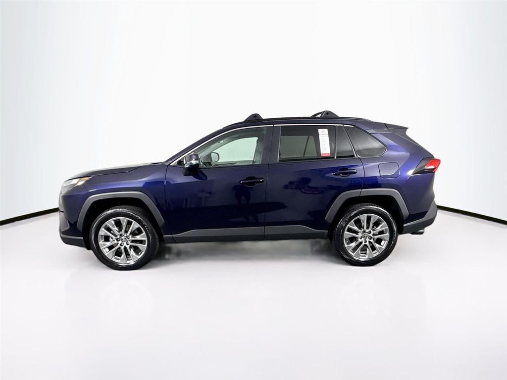 2025 Toyota RAV4 XLE PREMIUM — фото 13