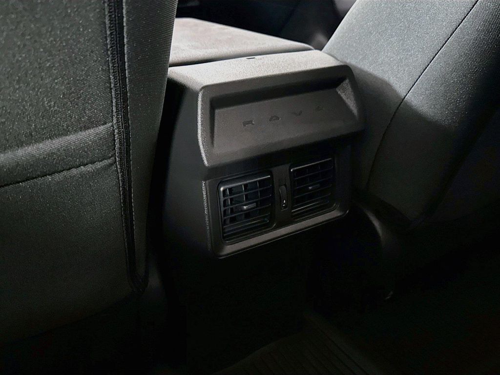 صورة مصغرة 33 لـ 2026 Toyota RAV4 LE