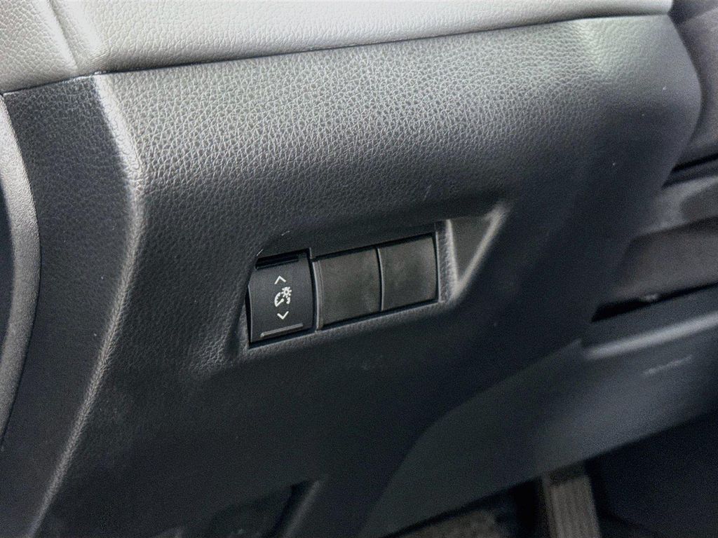 2026 Toyota RAV4 LE — фото 15
