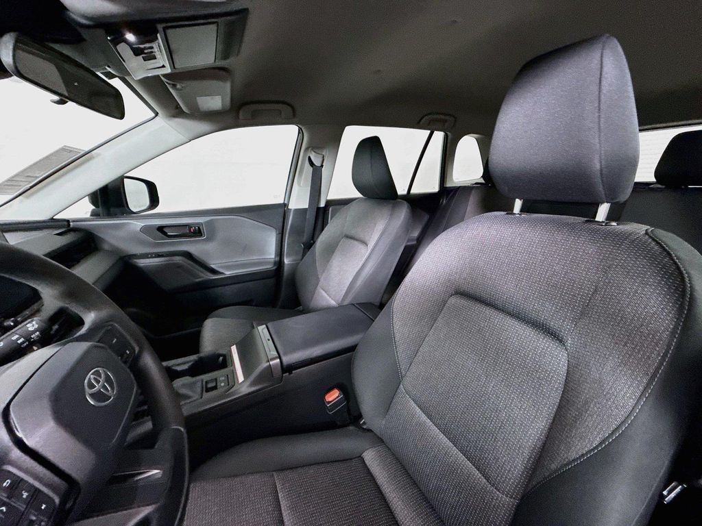 2026 Toyota RAV4 LE — фото 3