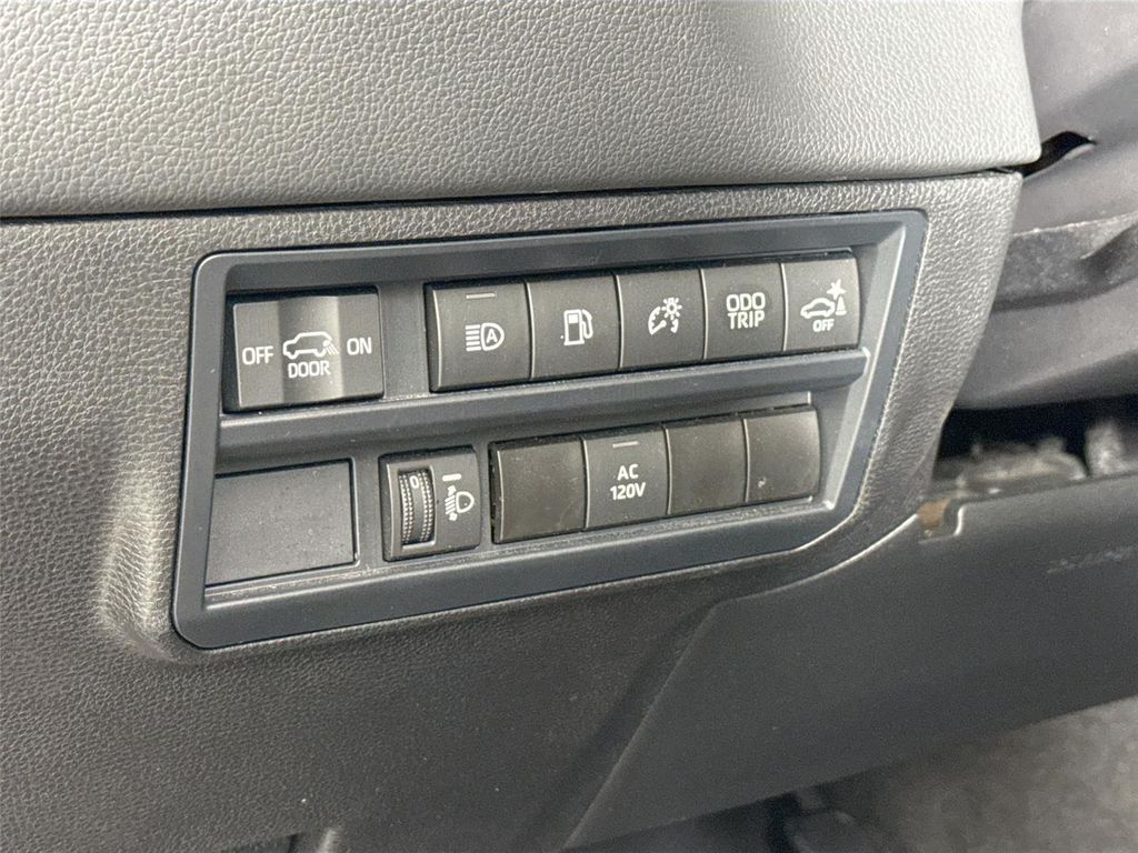 صورة مصغرة 15 لـ 2024 Toyota SEQUOIA SR5