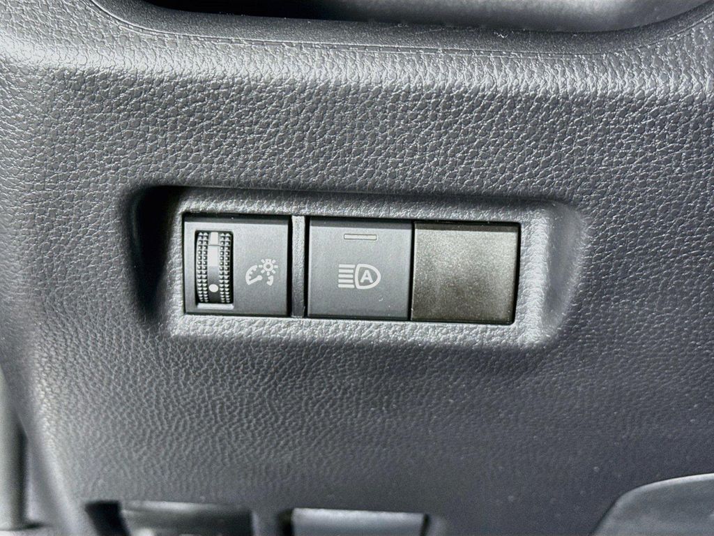 2025 Toyota RAV4 XLE — миниатюра 14