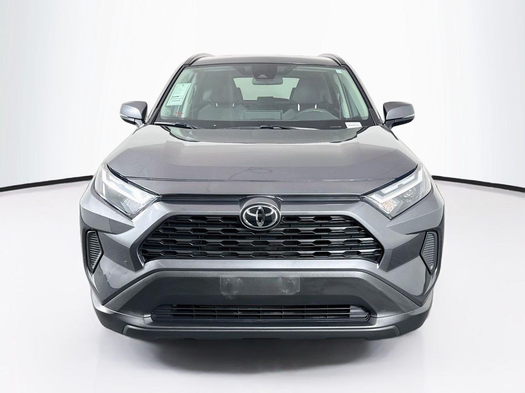 2025 Toyota RAV4 XLE — фото 7