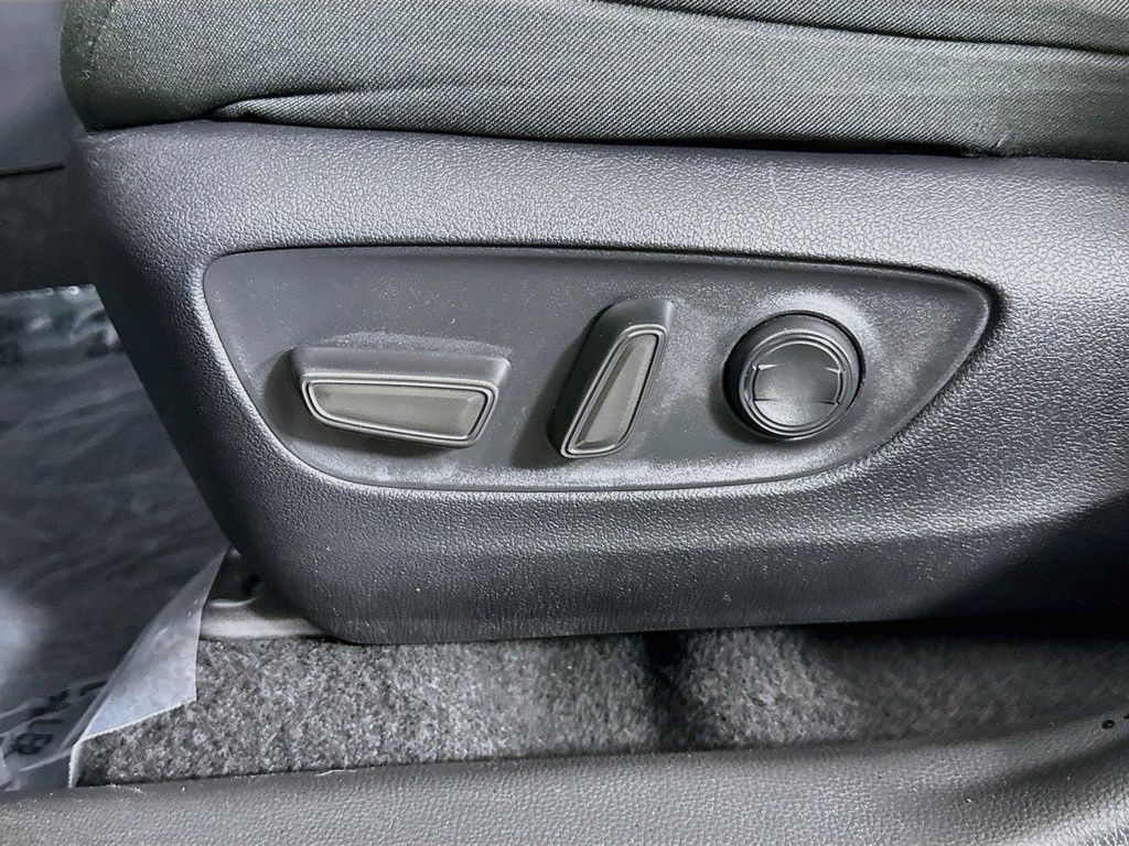 2025 Toyota RAV4 XLE — миниатюра 26