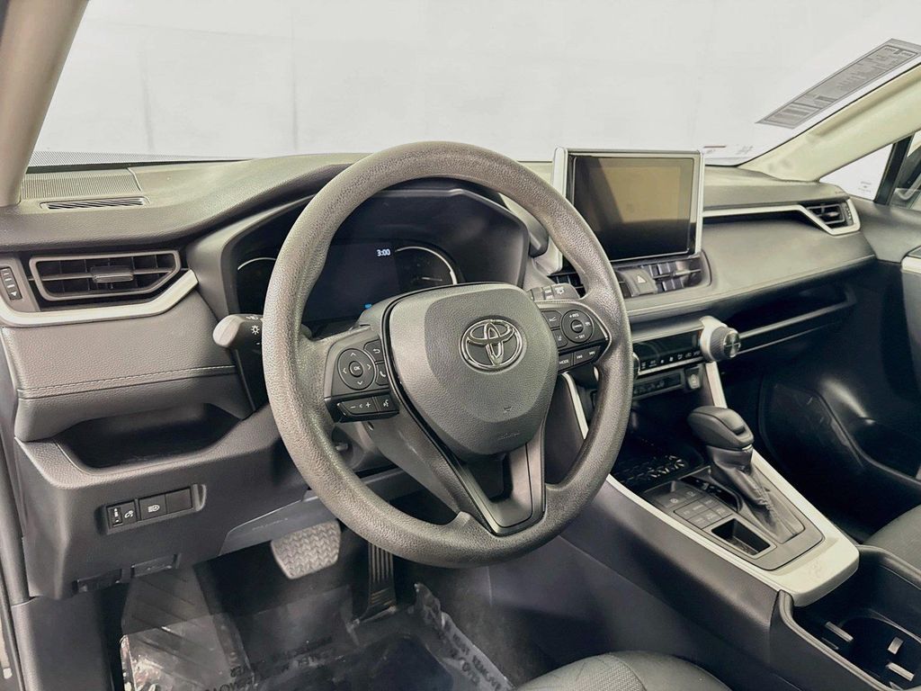 2025 Toyota RAV4 XLE — фото 4