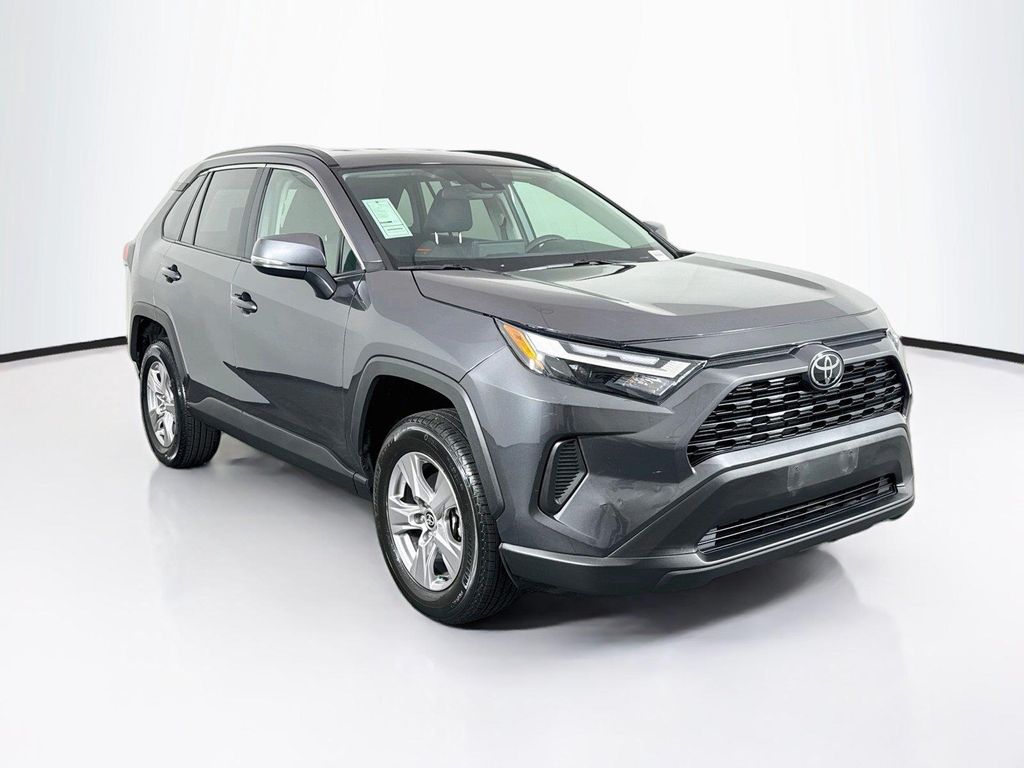2025 Toyota RAV4 XLE — фото 8