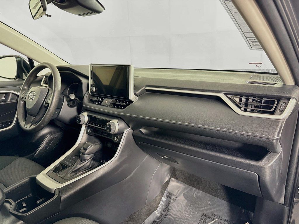 2025 Toyota RAV4 XLE — миниатюра 40