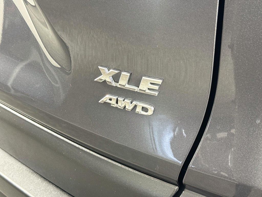 2025 Toyota RAV4 XLE — миниатюра 13