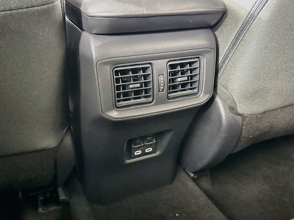2025 Toyota RAV4 XLE — миниатюра 32