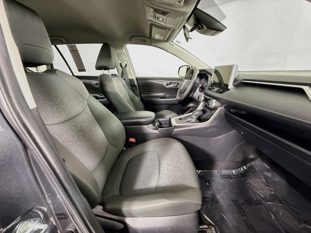 2025 Toyota RAV4 XLE — миниатюра 39