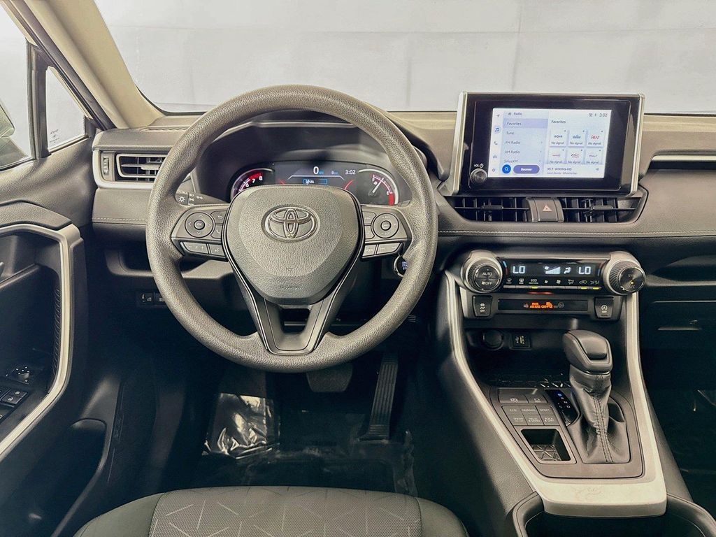 2025 Toyota RAV4 XLE — миниатюра 28