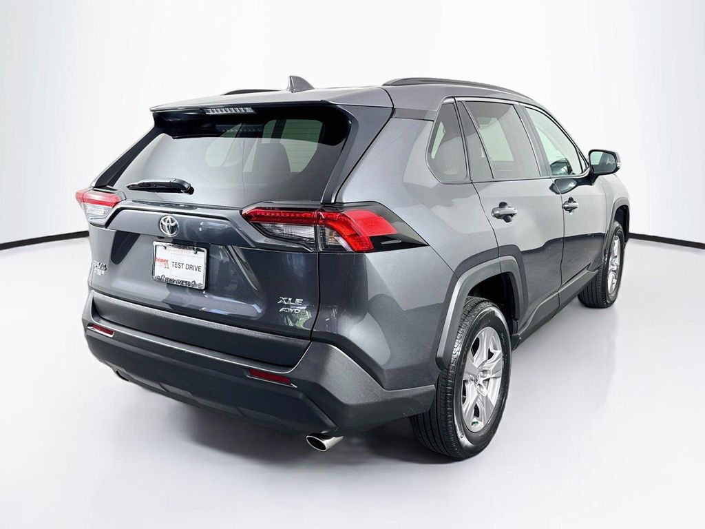 2025 Toyota RAV4 XLE — фото 2