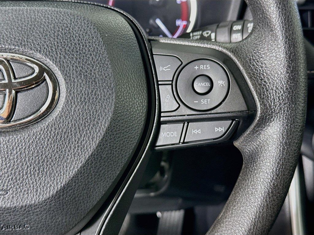 2025 Toyota RAV4 XLE — миниатюра 17