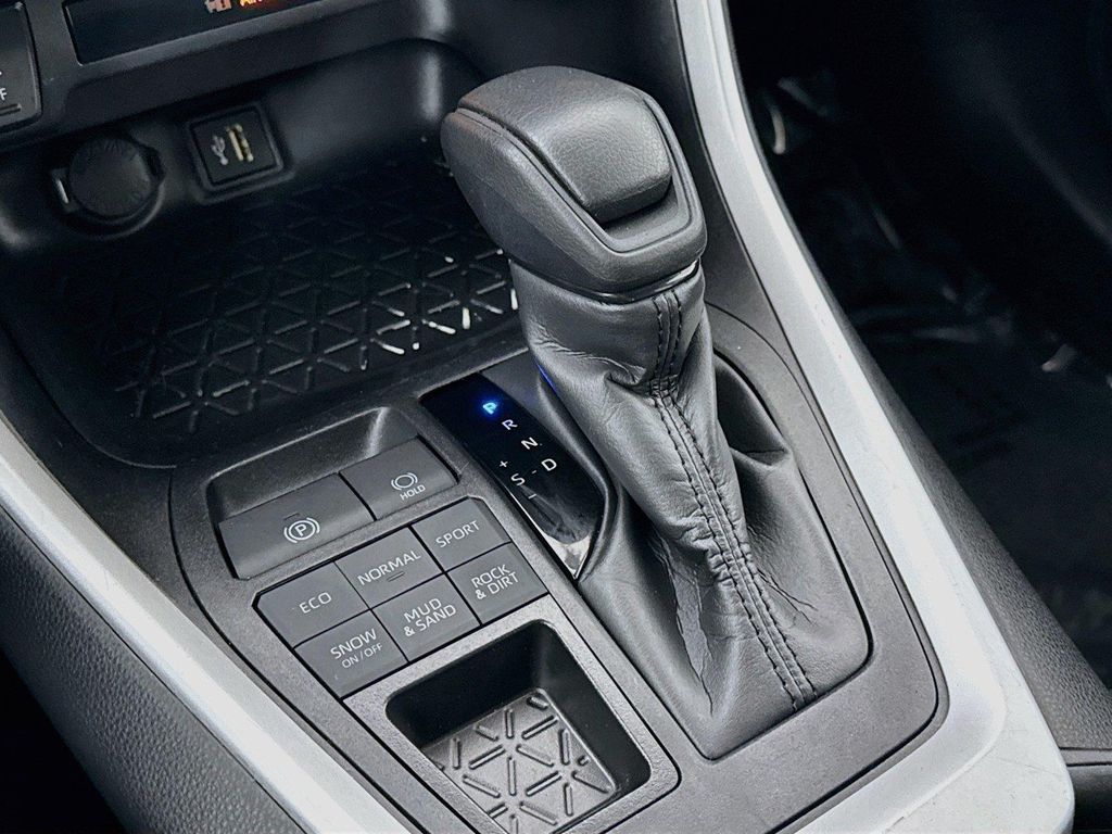 2025 Toyota RAV4 XLE — миниатюра 24