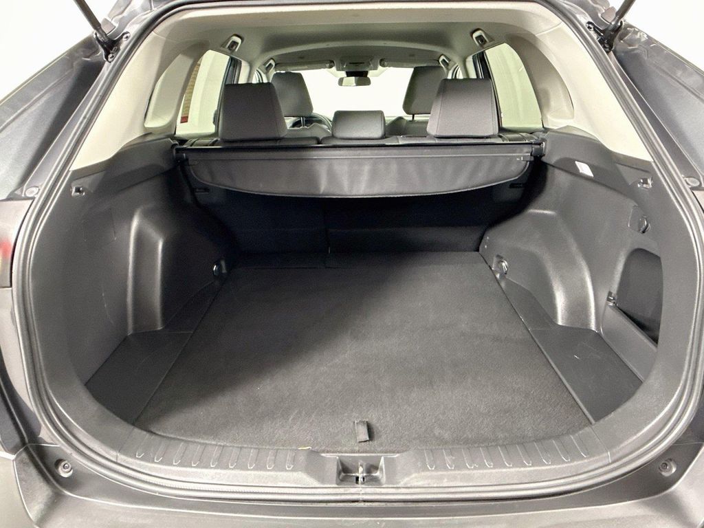 2025 Toyota RAV4 XLE — миниатюра 35