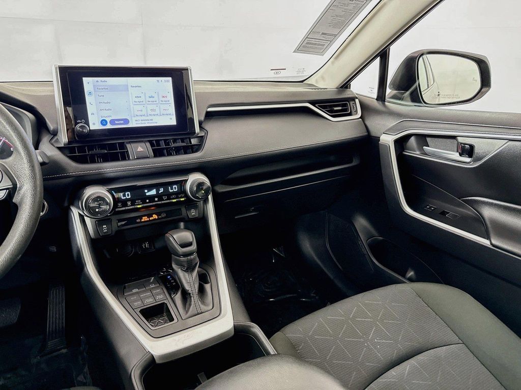 2025 Toyota RAV4 XLE — миниатюра 29