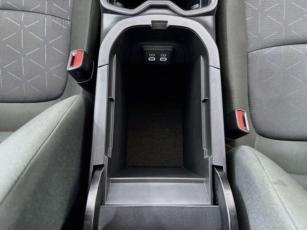 2025 Toyota RAV4 XLE — миниатюра 30