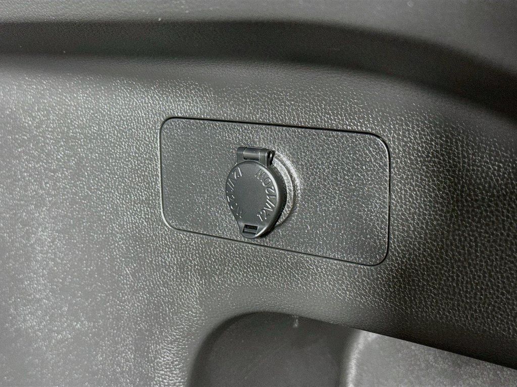2025 Toyota RAV4 XLE — миниатюра 36
