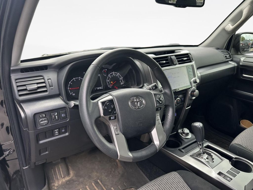 2024 Toyota 4RUNNER SR5 thumbnail 11