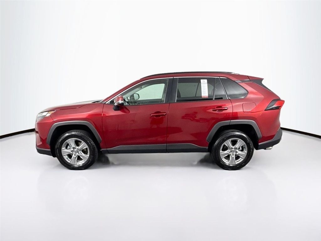 2025 Toyota RAV4 XLE — фото 13