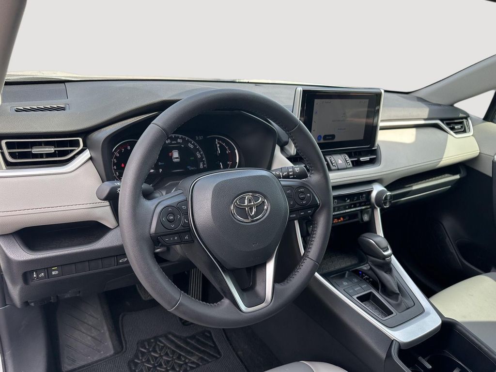 صورة 10 لـ 2025 Toyota RAV4 XLE PREMIUM