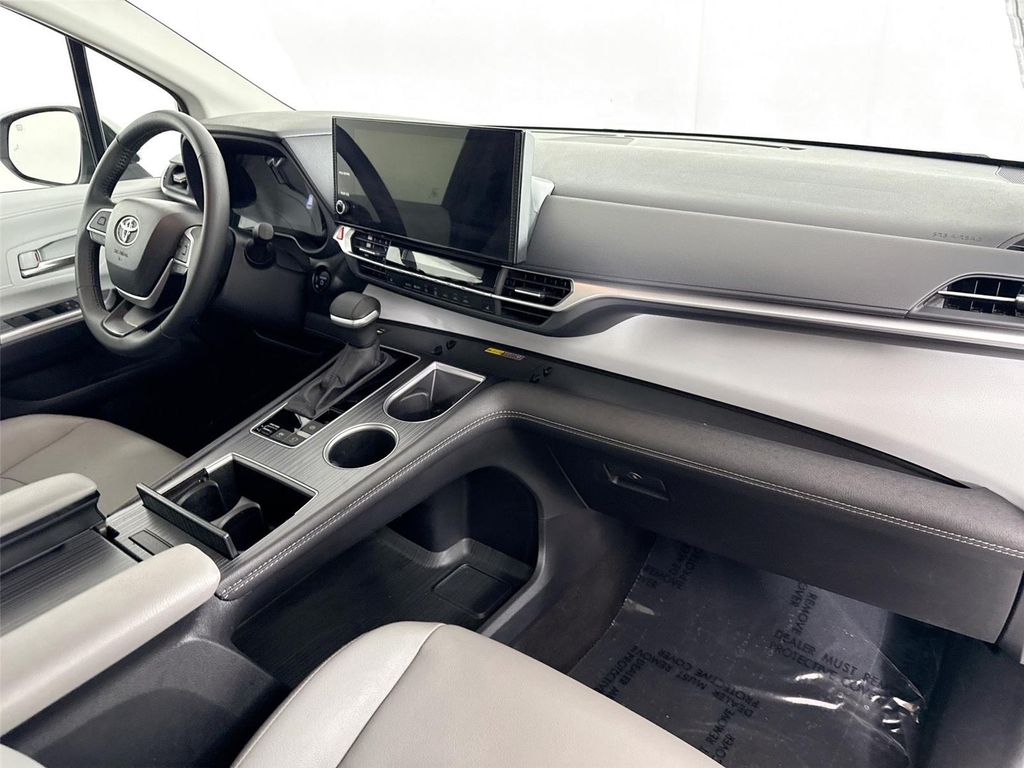 صورة مصغرة 44 لـ 2026 Toyota SIENNA XLE