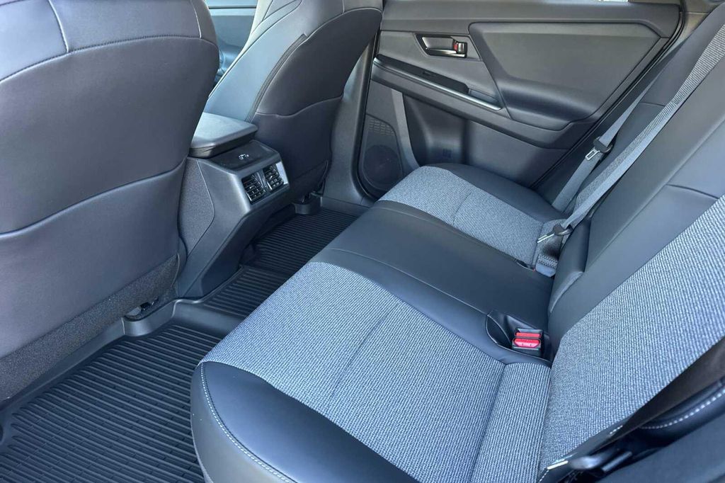 2026 Toyota BZ XLE PLUS — фото 3