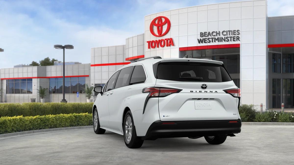 2026 TOYOTA SIENNA XLE photo 9
